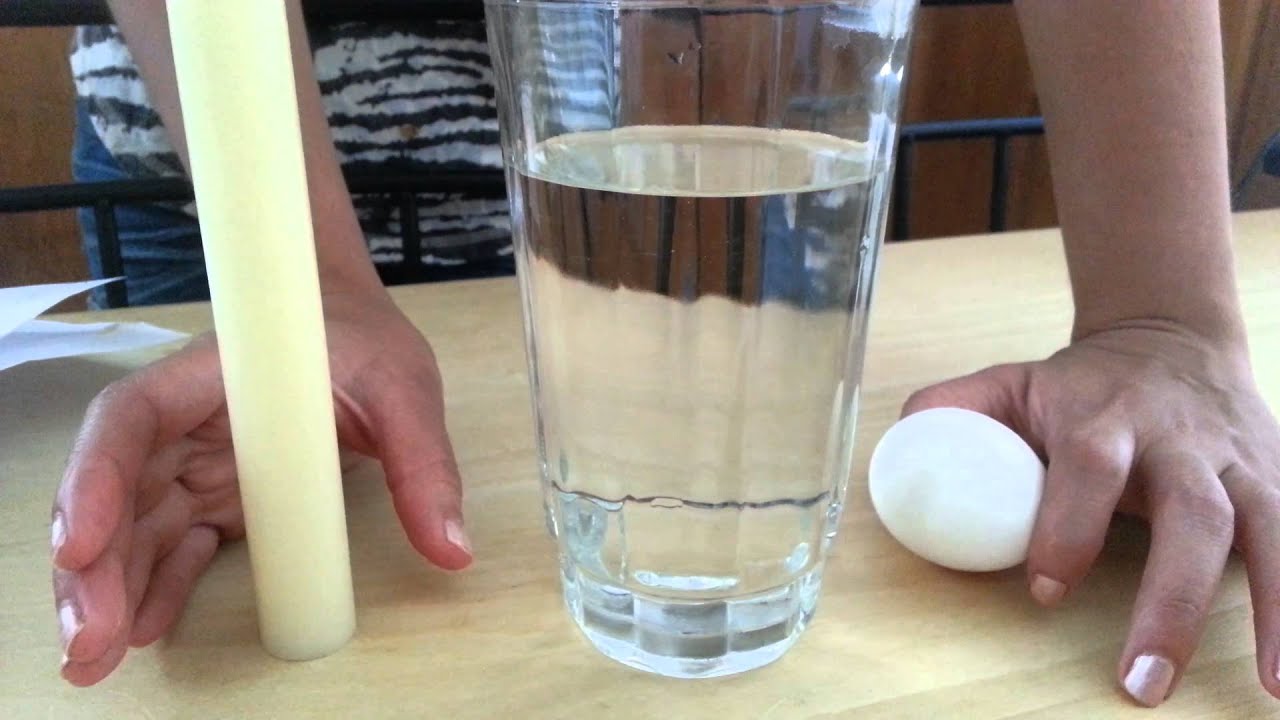 яйцо в стакане под кроватью